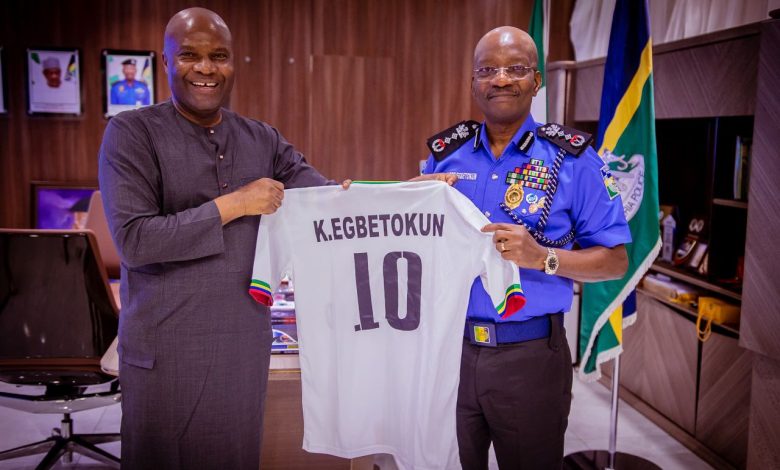 Lagos Legends Club Plans IGP Egbetokun Four-sport Competition for Schools Waidi Akanni presents a framed Super Eagles No. 10 jersey to Inspector General of Police Olukayode Egbetokun during a courtesy visit in Abuja